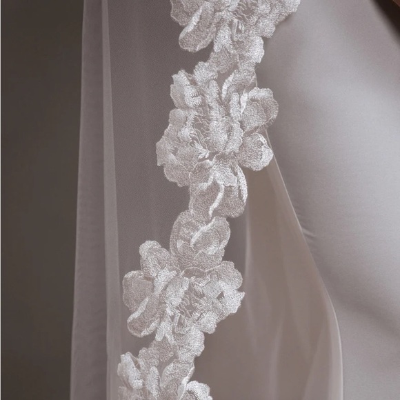 Elegant White Lace Bridal Veil - Picture 1 of 8